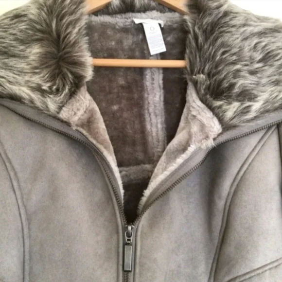 Chico's Elegant Beige Faux Fur & Suede Womens Coat SIZE 2 - Picture 3 of 8